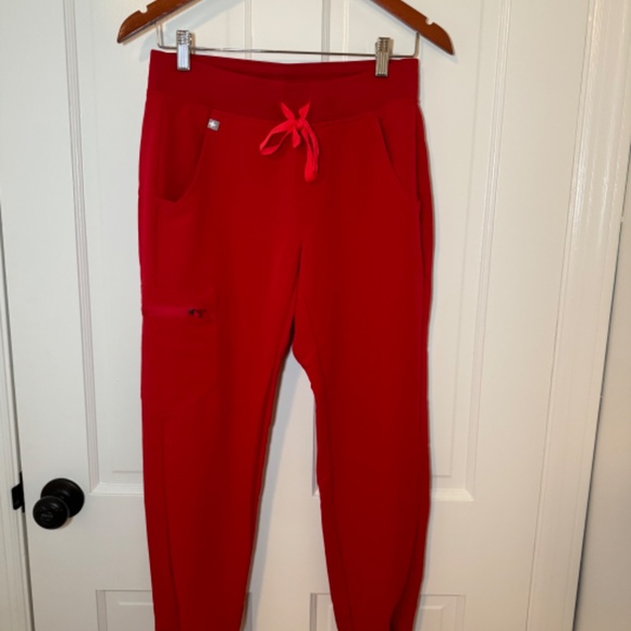 Figs scrub set with Catarina top and Zamora bottom (XS/XS) in Winning Red - Picture 3 of 4